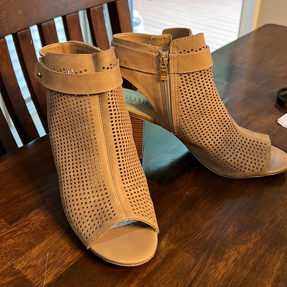 a.n.a Shoes - Stylish a.n.a Heels, Size 10